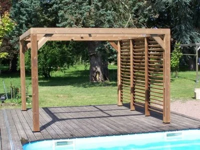 Habrita - Pergola thermauvent en bois avec vantelles mobiles sur mur