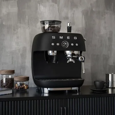 Machine à café combinée expresso années 50 noir mat EGF03BLMEU