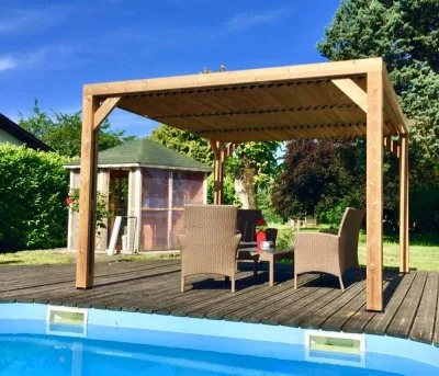 Pergola thermauvent en bois avec vantelles mobiles sur toit - Habrita