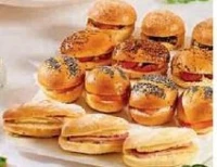 Assortiment de mini burgers et navettes