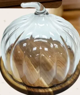Cloche en verre en forme de citrouille avec socle en bois