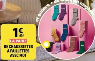 La paire de chaussettes à paillettes avec mot