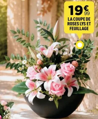La coupe de roses lys et feuillage