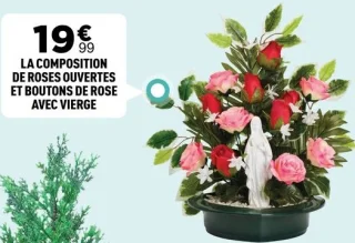 La composition de roses ouvertes et boutons de rose avec vierge