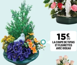 La coupe de tuyas et fleurettes avec oiseau