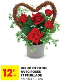 Cœur en rotin avec roses et feuillage