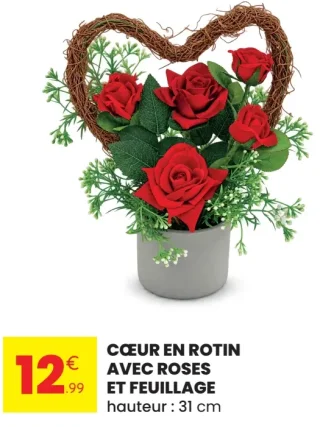 Cœur en rotin avec roses et feuillage