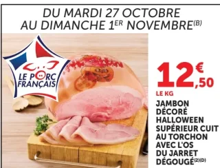 Jambon décoré Halloween supérieur cuit au torchon avec l'os du jarret dégougé