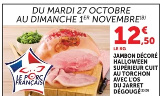 Jambon décoré Halloween supérieur cuit au torchon avec l'os du jarret dégougé