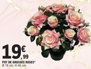 Pot de grosses roses artificielles